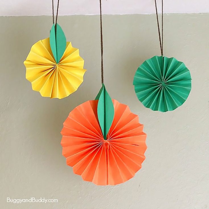 People always confuse tangerines with oranges, but we prefer tangerines as they are so sweet, not to mention juicy! Enough talk about tangerines, but more about this tangerine craft that you can make in different colors.