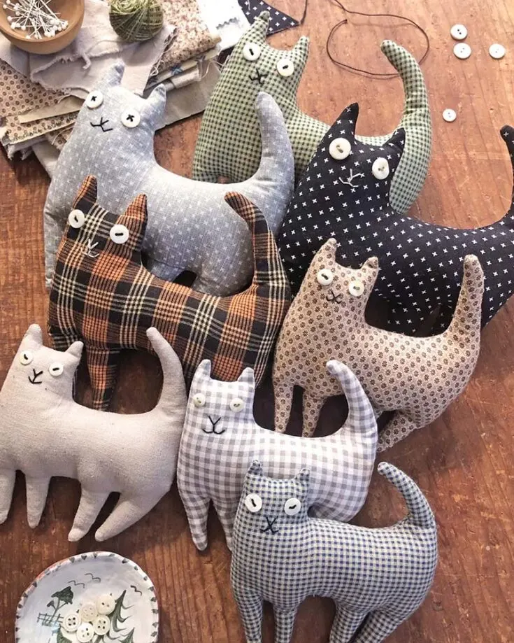If you have some scrap cloth lying around, try making a family of this happy cats! This pattern is so simple, and you can add to its personality with appliques, buttons and some variation on embroidery. It's a great beginner project and it makes a great plushie to cuddle with.