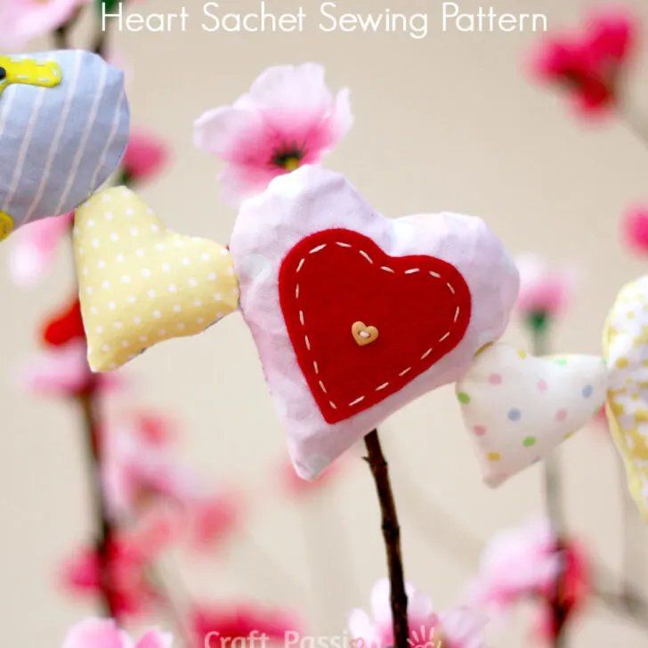 Get free pattern and tutorial to sew some Heart Shaped Sachet to make into Scented Love Garland for the Valentine's Day. Love is in the air!!!!