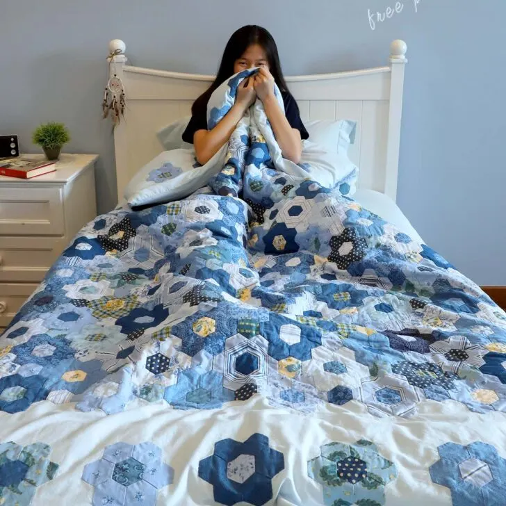 Sewing a hexagon quilt duvet cover quickly is possible with this method. You can save money and time while making a gorgeous modern bedding quilt for the family that is cozy, soft, and fluffy warm.