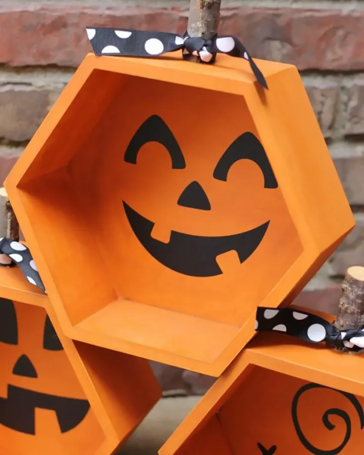 Need a tutorial on how to draw a pumpkin face? Look no further; you will learn how to draw one while making outdoor pumpkin decorations. It&rsquo;s time to scare your friends and family with this one!