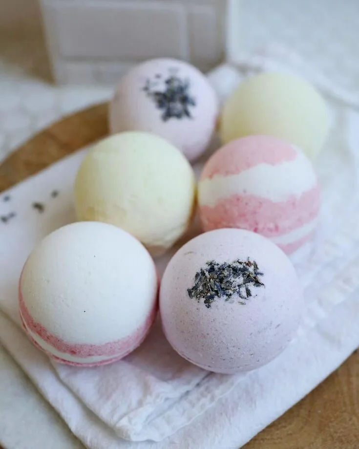 Remember when Lush bath bombs swept the nation by storm? Well, you should definitely make your very own homemade bath bombs that will elevate your Mom&rsquo;s spa experience on Mother&rsquo;s Day! Follow the step-by-step guide and you&rsquo;ll be able to make this craft in a wink of an eye.