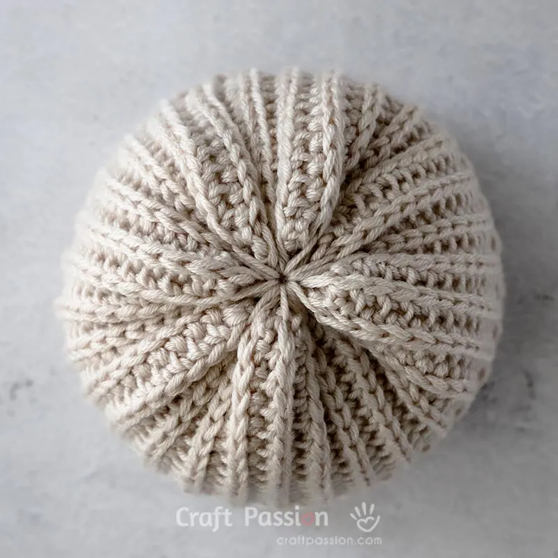 How to close the crown opening of a beanie