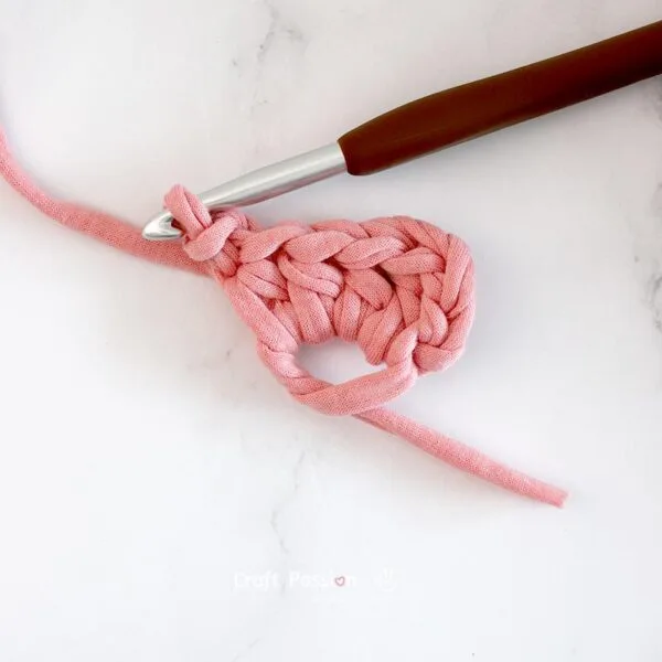 crochet heart - This is how it looks after sl st into the ch stitch.