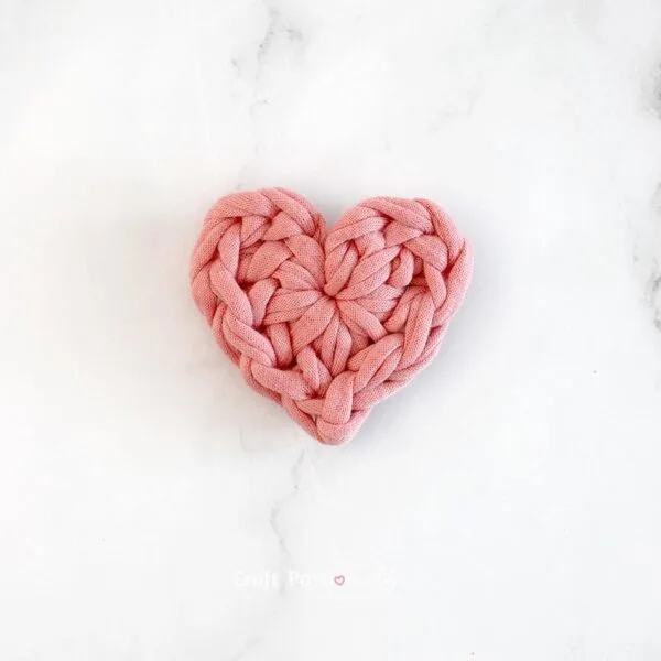 crochet heart - Pull the magic ring yarn to tighten up and close the gap. Done!
