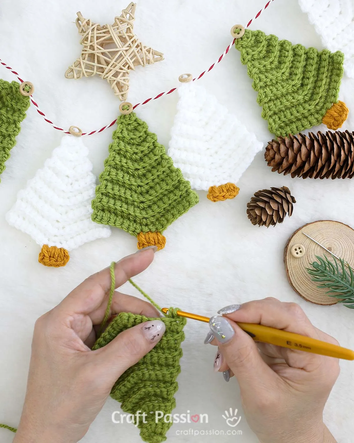 Free crochet Christmas tree pattern: quick & easy! Perfect for garlands, gift tags, or ornaments. Add a handmade touch to your holiday decor.