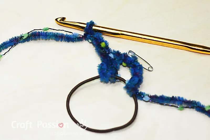 easy crochet scrunchie pattern
Step 4/5: Followed by 3 chain stitches.