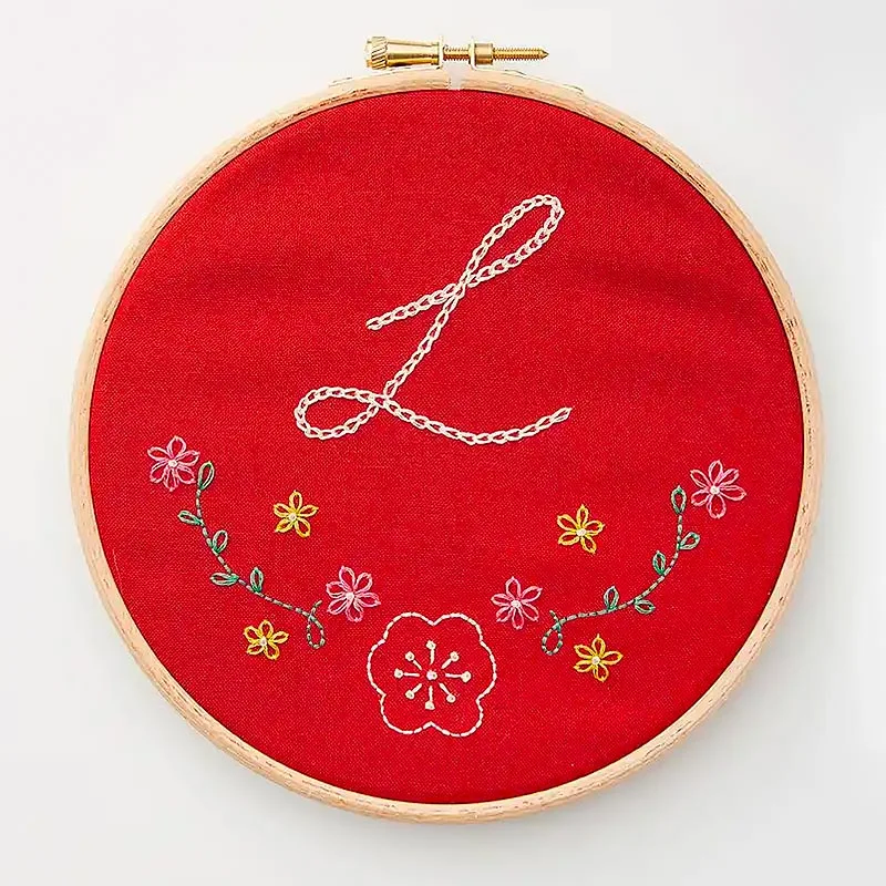 The embroidery chain stitch is a great way of&nbsp;sewing embroidery outline stitches and lettering. It is simple and easy, definitely an essential stitch for beginners to pick up.