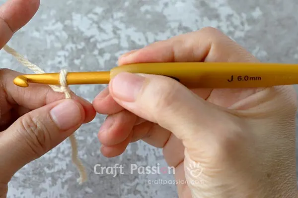 how to hold crochet hook