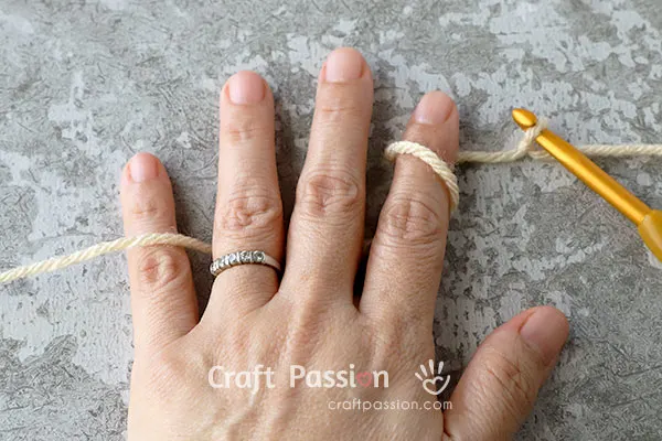 how to hold crochet yarn