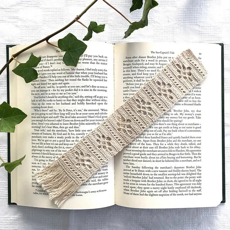 Crochet your way to a charming bookmark with this pattern! It's a fun, easy project that brings a hint of elegance to your reading journey. This crochet pattern is great for both beginners and seasoned crafters.