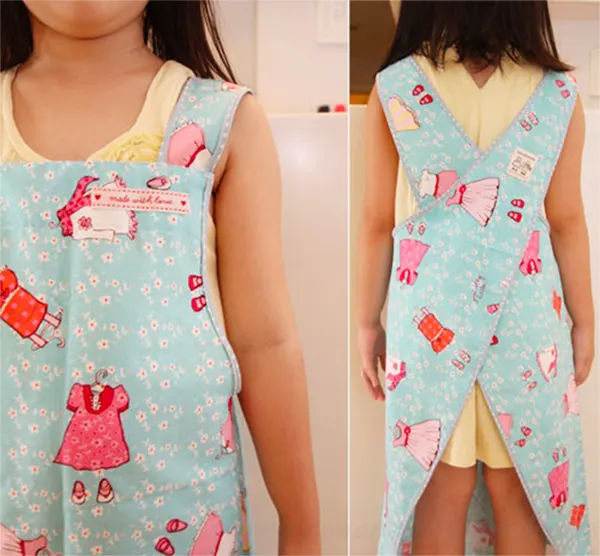 Normal aprons with waist ties can be quite a hassle for your kids at times. Why not try sewing them this child-sized cross-back apron instead? You only need a stretch of cotton or laminated cotton to get started! This tutorial also provides a reversible version that's made with straps in case you're running low on fabric!