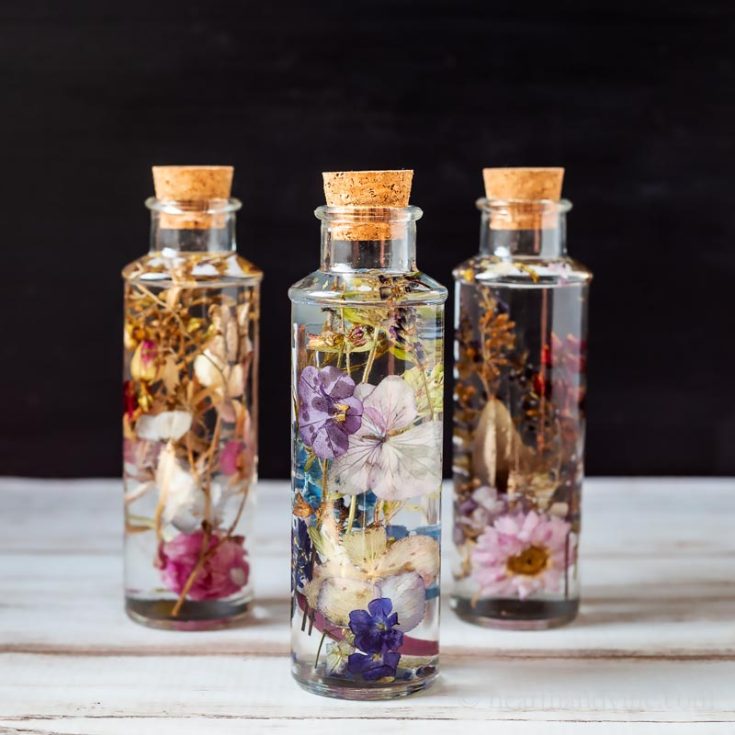 A herbarium is a collection of plant samples preserved for a long-term study. Let's turn this long-term study into a long-term tableside decor! Showcase its beauty with sweet scents that emit from the bottle.