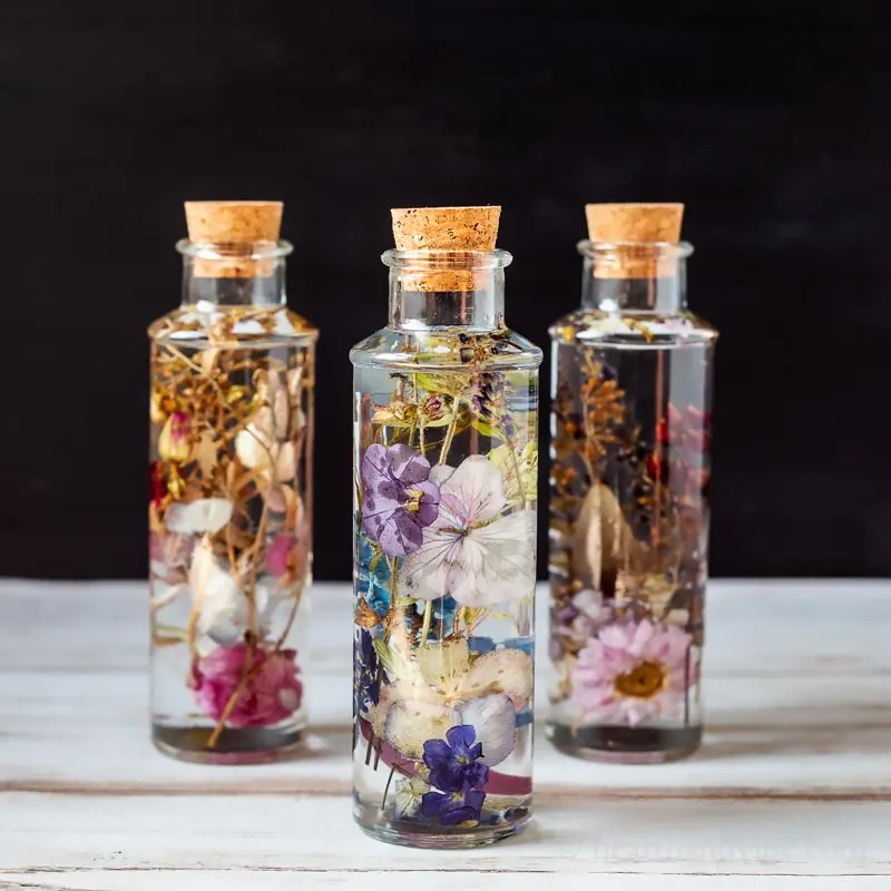 A herbarium is a collection of plant samples preserved for a long-term study. Let's turn this long-term study into a long-term tableside decor! Showcase its beauty with sweet scents that emit from the bottle.