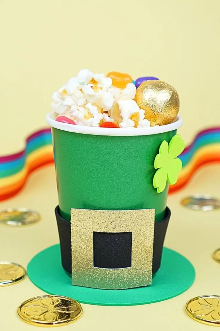 If you are planning on hosting a party on the upcoming St. Patrick&rsquo;s Day, this craft idea is precisely what you need. Create this cute and cost-effective design as a little treat for your guests. You could also do this in classroom settings for your kids as well.