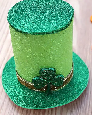 This cute leprechaun hat design will leave your kids immersed in this craft. You can easily make this craft within minutes with only a few dollars to spare.