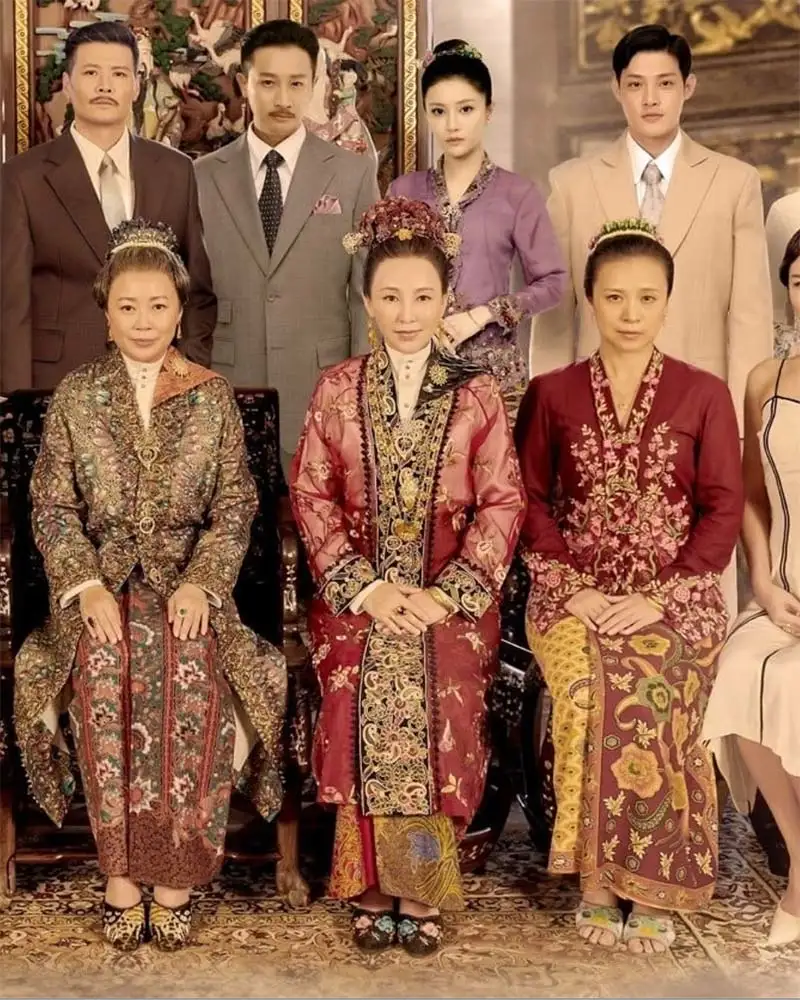 nyonya in kebaya and kasut manek