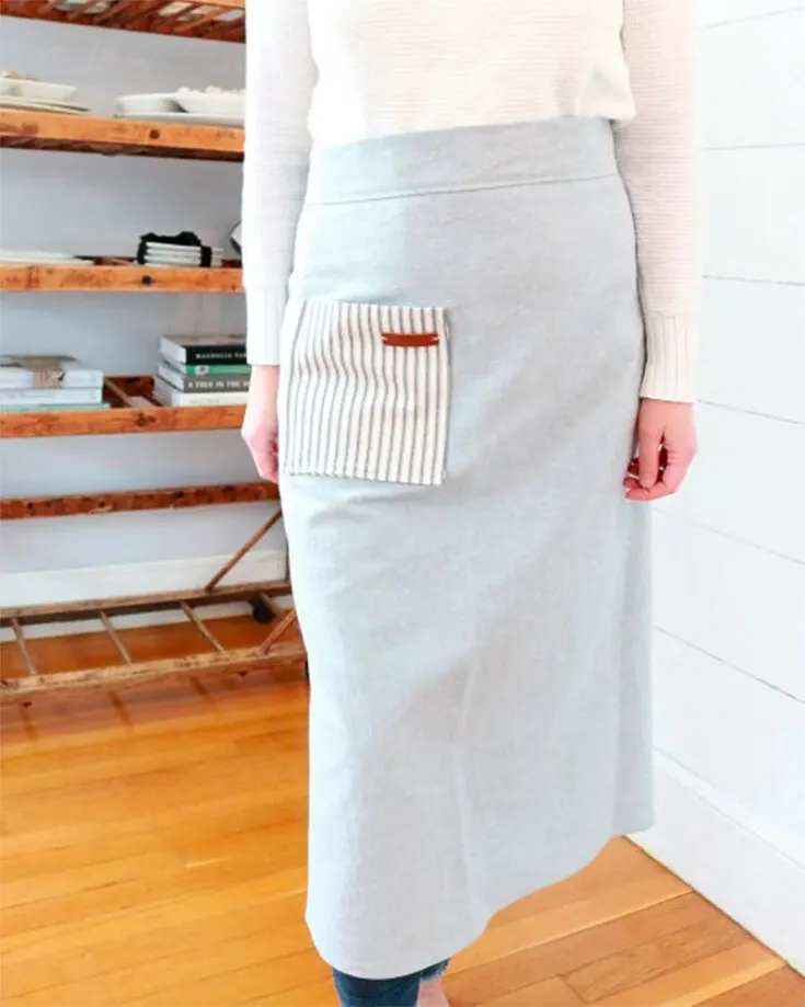 Check out this elegant long half apron made from a linen and cotton blend fabric! Its length not only provides you protection from big spills but also gives it a classy cottage house kind of look.