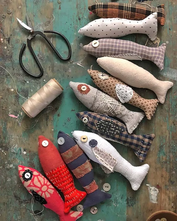 Here is another simple lucky fish pattern that encourages you to use up your scraps to give the fish a unique design. Want a bigger stuffed fish? Try scaling up the pattern, you can even use bigger pieces of scraps and buttons lying around. The best part about this is that you will end up with an entirely unique fish every time!
