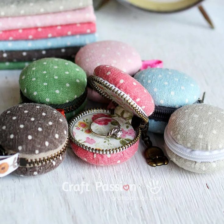 Give this macaron coin purse a try if you have scraps and an extra zipper lying around. It makes a cute keychain or pouch for small pieces of jewellery like rings and earrings. Putting the fun in functional!