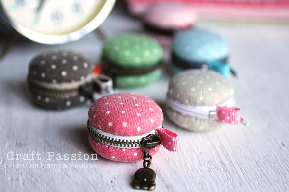 Free Pattern & tutorial on how to sew a Macaron Coin Purse. Let's turn a sweet meringue-based confectionery into a coin purse. Perfect for gifting.