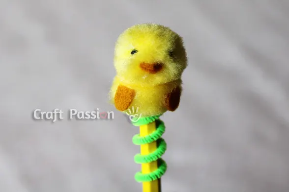 Easy & quick Kid Craft Easter Craft chick pom pom. Make them into Mobile Phone charm, pencil topper, keychain or other related accessories.