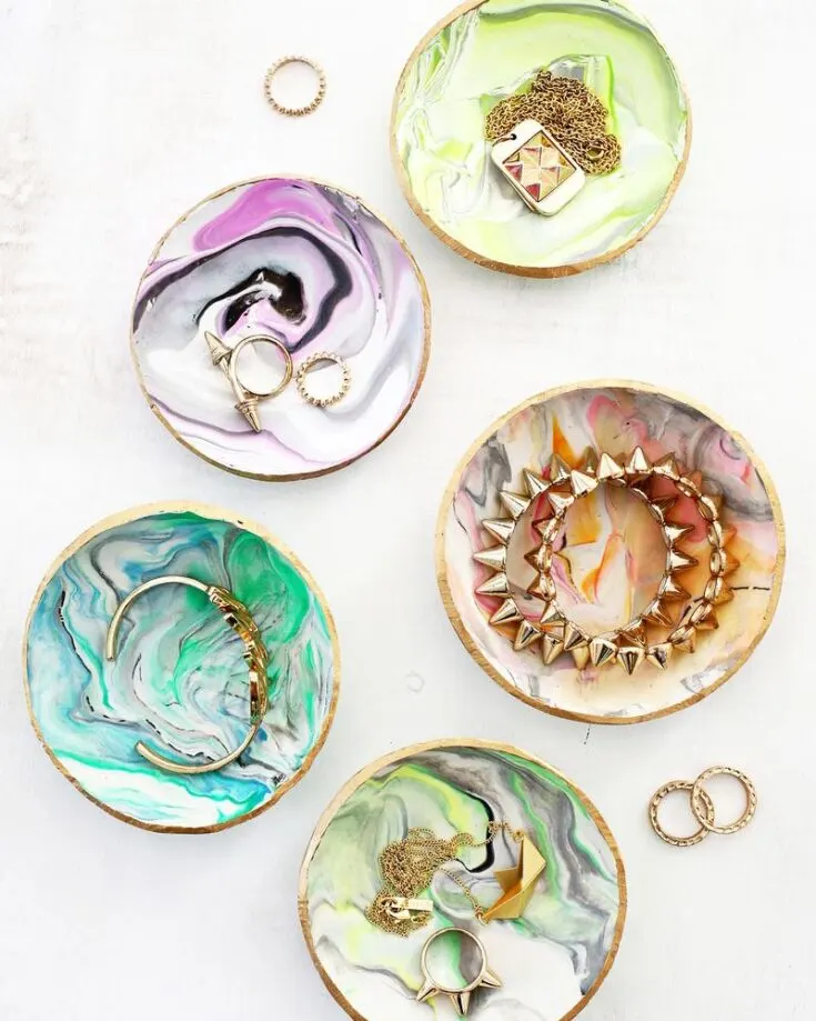 This is a must-have for a unique and one-of-a-kind Mother&rsquo;s Day gift. If you are unable to find colored clay at your local store, don&rsquo;t worry! You can also make it with white clay, and once it is dried, you can make a mixture of pouring paint to glaze your dish with a colorful marbled design. After that, just add a touch of gold paint to the edges, and you&rsquo;re done!