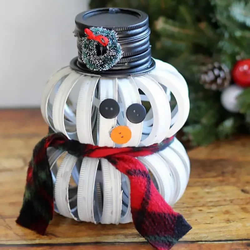 Two Christmas crafts in a row? It must be you guys lucky day! Amanda is once again letting us in on her secrets (she has shared quite a few now). Take notes and become a master crafter in this field of jars and decorations!