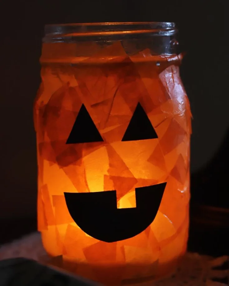 This Mason Jar is an excellent way to spook up your home as you prepare for Halloween decor preparations. It requires few materials and ingredients to ensure your crafting experience is enjoyable and easy.