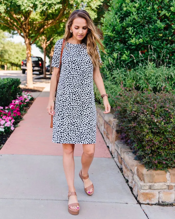 Make yourself this simple yet easygoing shift dress before summer ends! It's a dress of comfort and versatility. Just slip it on and you're ready for work or a quick grocery shop!