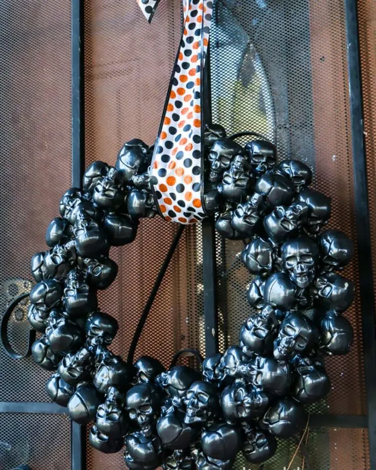 Here's another wreath design that you can try making to spook your neighbors! Imagine skulls arranged in a circle, glittering eyes gleaming at you, and grins as wide as an ocean. Try it out!