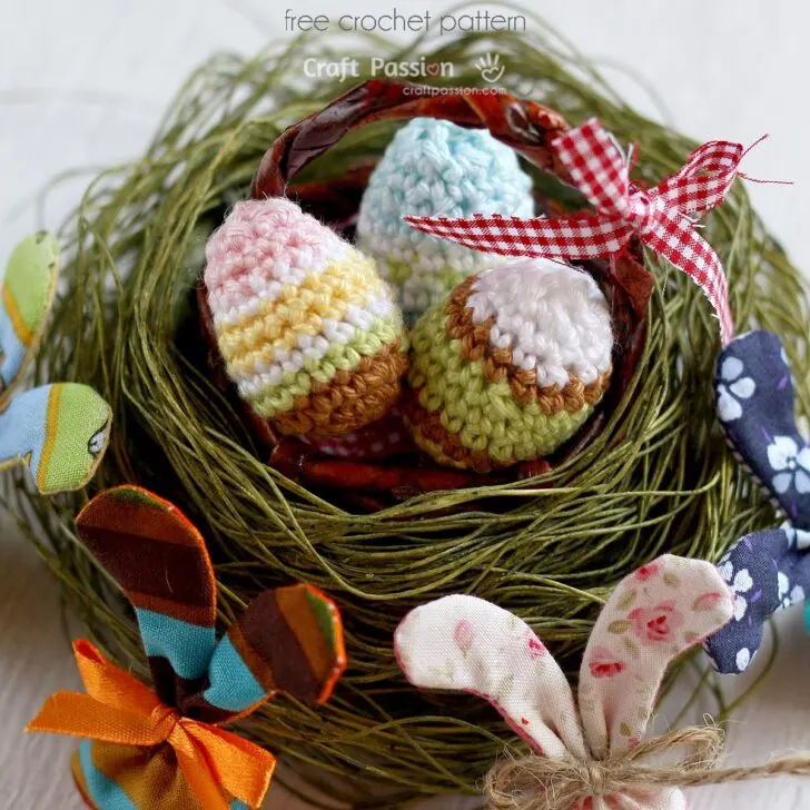 Free crochet egg pattern to make mini Egg Amigurumi. A quick and easy Easter home decor craft using leftover yarn from previous projects.