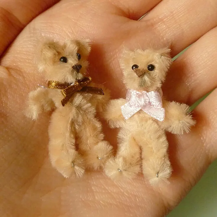 Check out this adorable mini teddy bear that is made from pipe cleaners. You can make your very own version of it with only a few simple twists, some ribbons for decor, and beads. These cuddly creations are just as perfect and cute as your little ones.