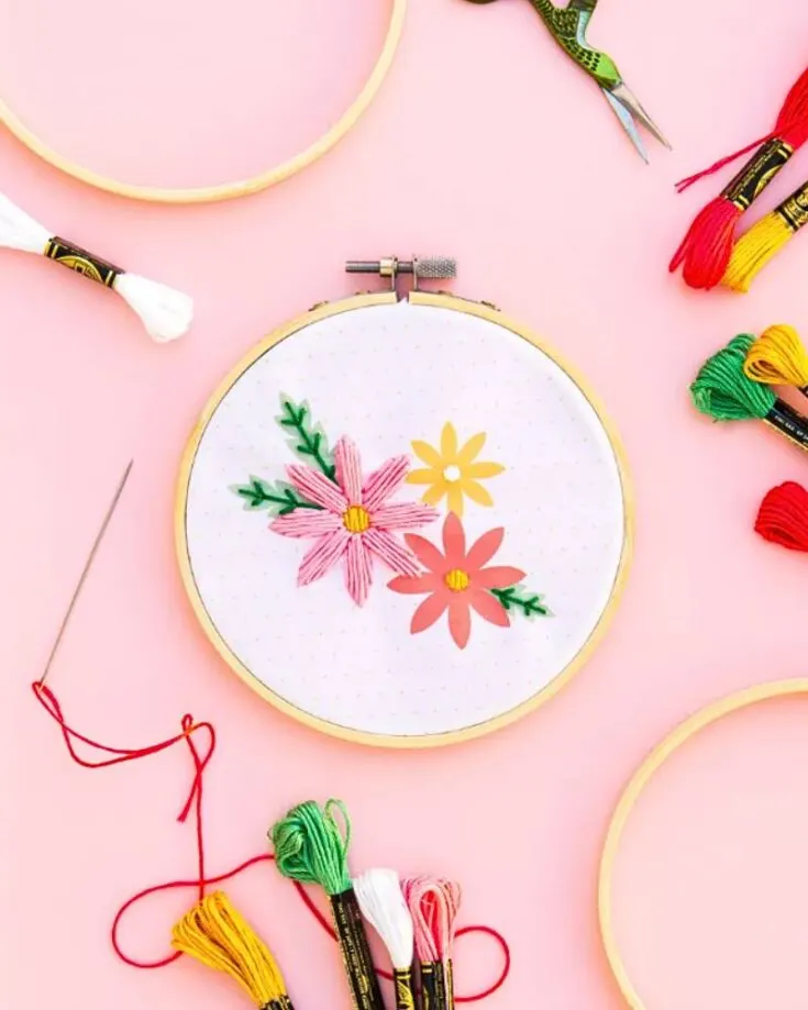 Check out this flower embroidery pattern that is just perfect for Mother&rsquo;s Day. Gift this hand-made project to appreciate all the moms out there.