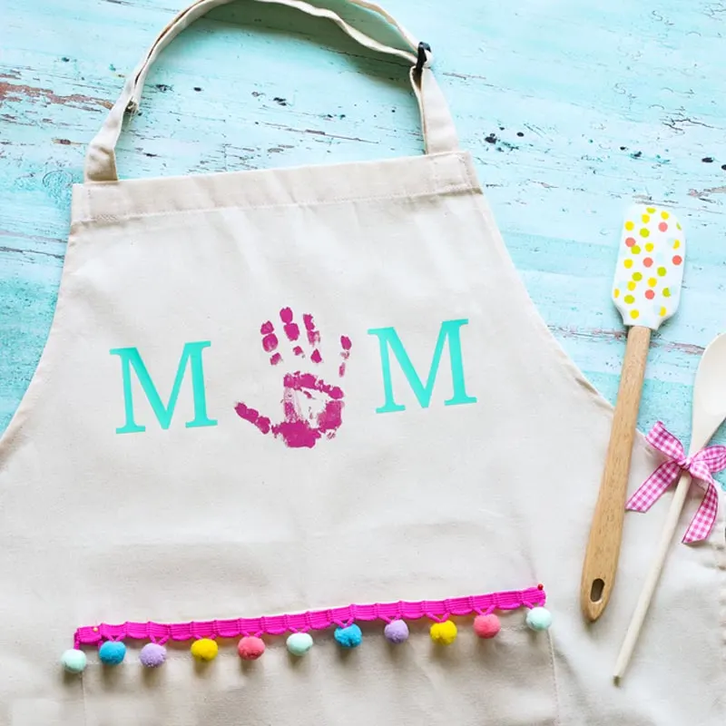 Love your mom&rsquo;s home-cooked meals and looking to show her your utmost appreciation? Try adorning her apron with your creative flair to turn her kitchen item into her favorite kitchenware.