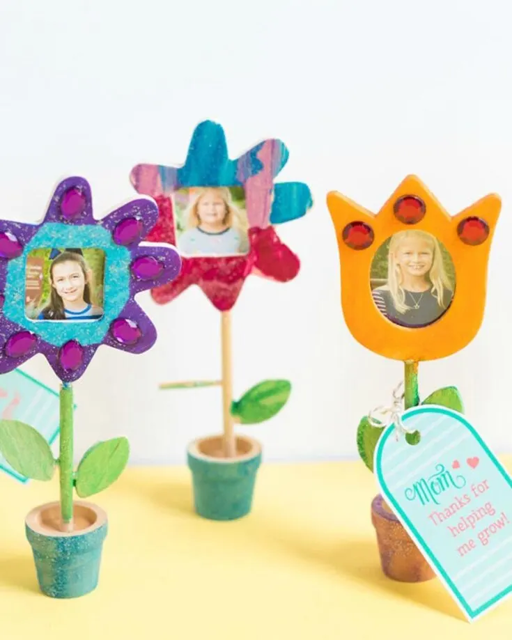 This kid-friendly craft will sure to be the highlight of your Mom&rsquo;s day! Now&rsquo;s the time to grab those cute and goofy family pictures with Mom to turn them into these beauties. Just follow the easy guide provided in the article, and you&rsquo;ll have a bouquet of memories that Mom will cherish forever.