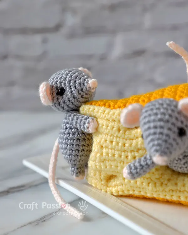 mouse amigurumi cheese