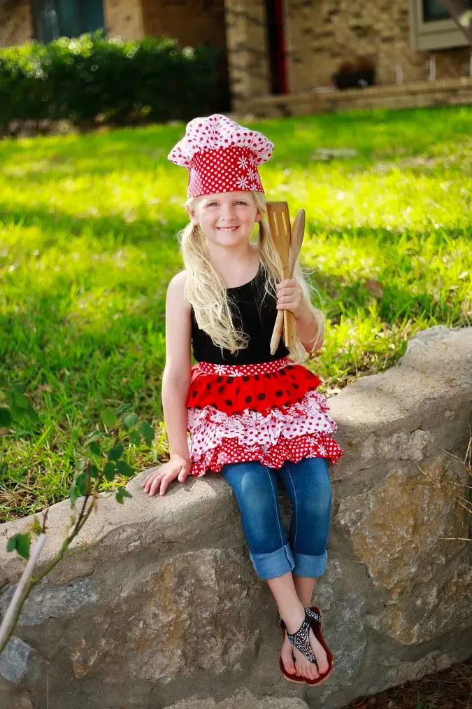 Twin with your daughter with this mommy and me apron pattern! Imagine her excitement when she sees the beautiful ruffles on this waist apron!