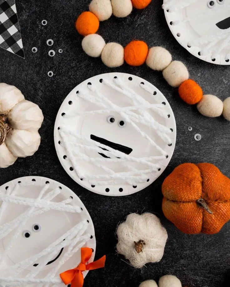Wrap up your Halloween party with this Mummy Paper Plate Halloween craft. It is perfect for serving your friends and family a freaky treat while adding a beautiful touch to your dining table, making it the perfect easy Halloween craft for you and your kids!