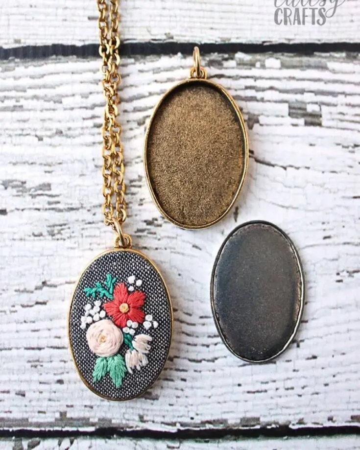 Check out this cute hand embroidery flower necklace! Isn&rsquo;t it so cute? This cute and delicate flower embroidery can be replaced with any floral embroidery patterns that you desire. This would make a very thoughtful gift to your loved one, or even as a matching set with your best friend.