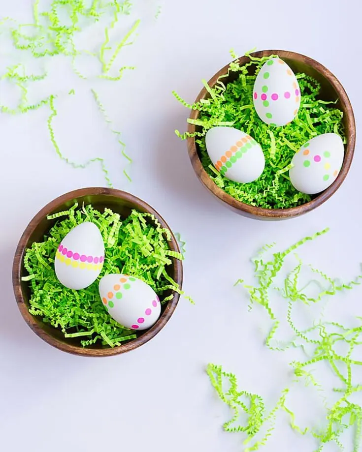 Here is another variation of Easter egg crafts that you can make with your toddlers to create fun memories with them. All you would need to complete this look are some hardboiled eggs and multi-colored polka dot stickers!&nbsp;