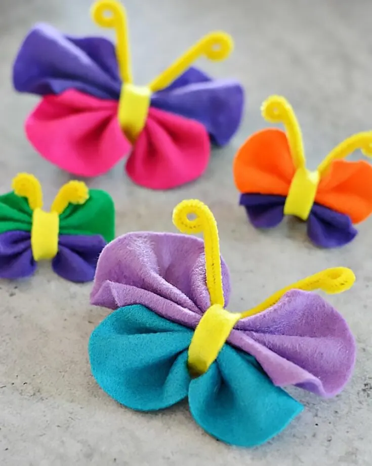 Looking for an easy butterfly project to try with your family? Check this no-sew butterfly that uses felt. It is easy to recreate it with a detailed step-by-step tutorial!