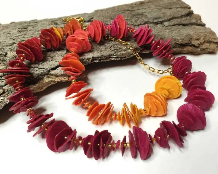 These ombre disc bead bracelets will definitely be a unique addition to your jewelry collection. These ombre blend disc beads can be easily crafted with polymer clay. Follow this short and simple video tutorial to start crafting this funky bracelet.