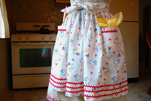 Got a beautiful collection of classic handkerchiefs at hand? Maybe you could sew yourself this colorful retro apron from Flamingo Toes! You can do this with linen fabrics as well if you'd like.
