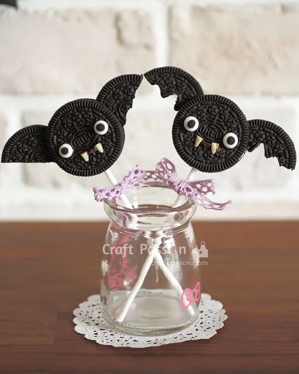 Running out of time for last minute Halloween Treats? Make this quick and easy Halloween Bat Oreo Pops by using Oreo cookies.