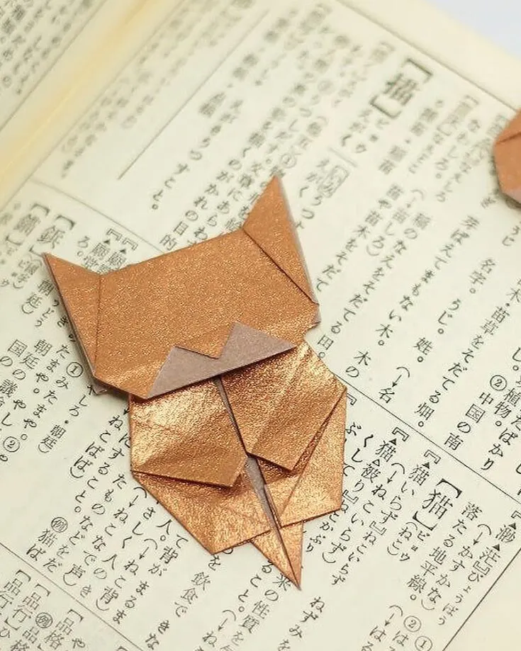 Need an adorable book-hugger for your reading journey? Learn how to make this origami cat bookmark! With detailed step-by-step instructions, you can make this bookmark in no time.