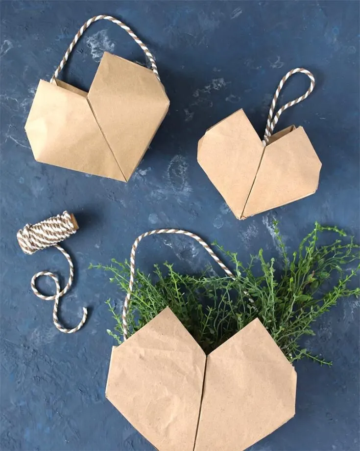 Not a fan of glue and scissors? Go old school by making your own rustic origami heart basket that you can fill with little goodies or with fake plants as a minimalistic Valentine's Day decoration around the house.