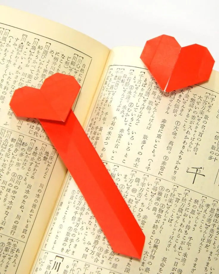 If the heart-shaped origami bookmark above is too bulky for your liking, opt for this one instead! Remind your beloved bookworms just how much you treasure them with this origami heart bookmark.
