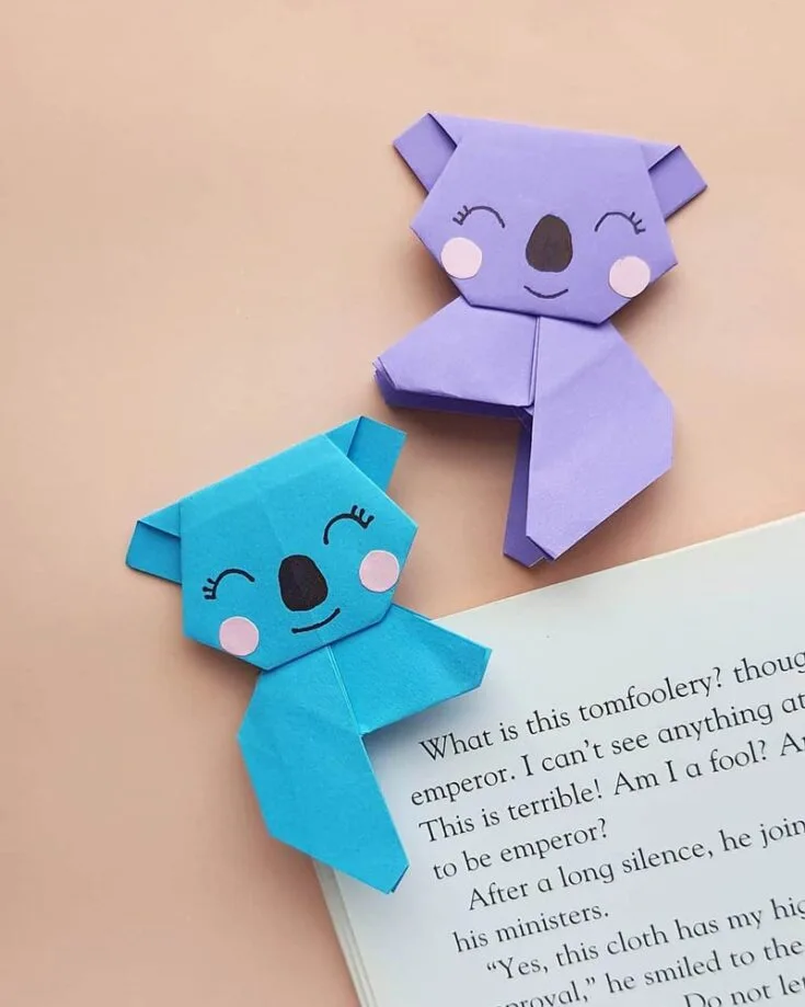 Learn how to make a cute origami koala bookmark with this fun tutorial! It's an excellent project for origami lovers looking to make reading more enjoyable. Follow along to make an adorable companion for your books.