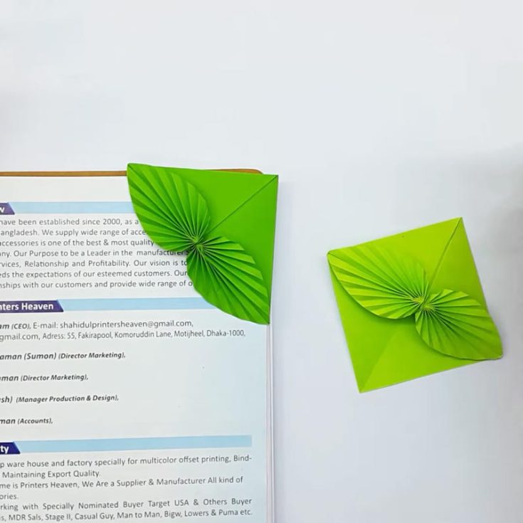 This surprisingly easy bookmark tutorial is simple to make and can be doubled as a gift to your book-loving pals! As intricate as it seems, you only need 5 minutes and a piece of paper to create a beautifully crafted bookmark.